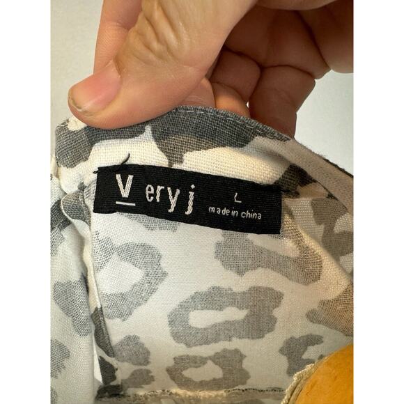 Very J Dress Linen Blend Leopard Print Gray White Size Large Flutter Sleeve - Picture 9 of 10